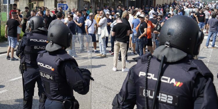Cuatro agentes y al menos un sindicalista resultan heridos en las protestas del metal en Vigo