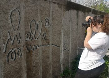 La Escola de Conservación de Galicia inicia en Vigo la restauración de la firma del grafitero Muelle