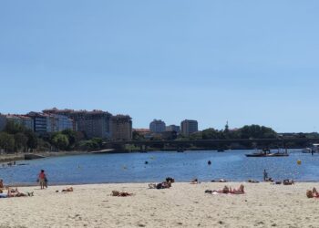 Levantan la prohibición de bañarse en la playa de Bouzas tras el resultado positivo de las analíticas