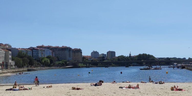 Levantan la prohibición de bañarse en la playa de Bouzas tras el resultado positivo de las analíticas