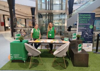 La AECC difunde su actividad en Vigo con un puesto cedido por el Centro Comercial Travesía