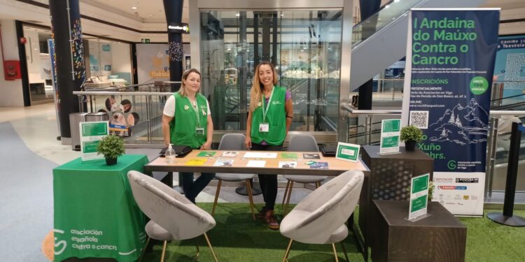 La AECC difunde su actividad en Vigo con un puesto cedido por el Centro Comercial Travesía