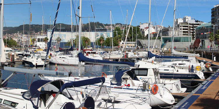 Rescatan a un hombre que se cayó al mar en Vigo