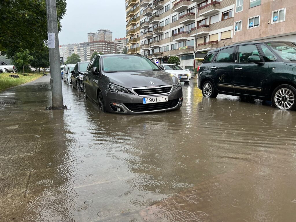 La lluvia torrencial provoca una nueva riada en las calles más céntricas de Vigo