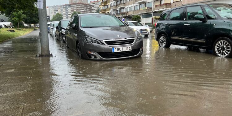 La lluvia torrencial provoca una nueva riada en las calles más céntricas de Vigo