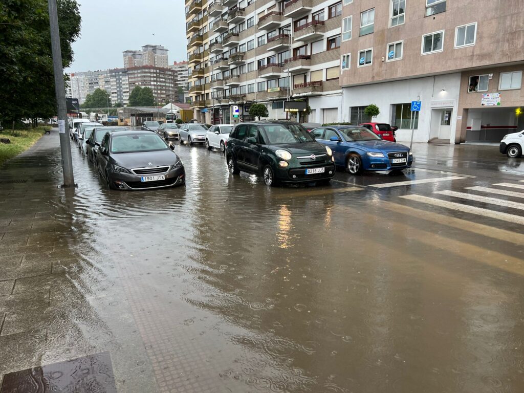 La lluvia torrencial provoca una nueva riada en las calles más céntricas de Vigo