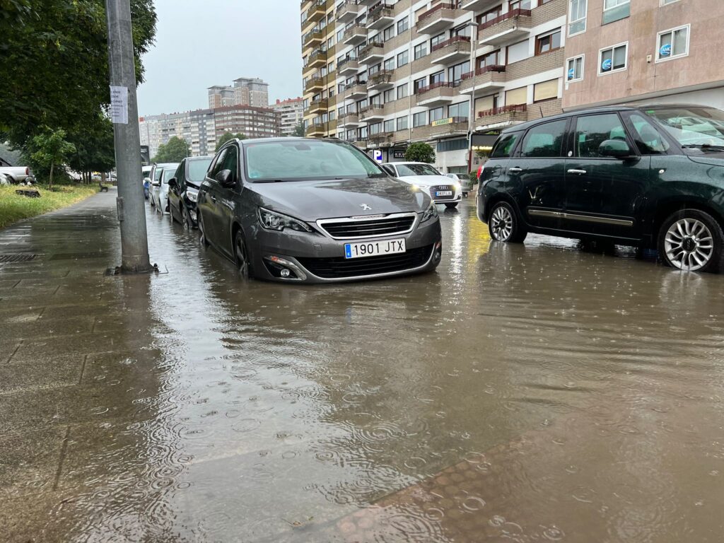 La lluvia torrencial provoca una nueva riada en las calles más céntricas de Vigo