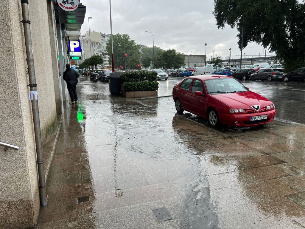 La lluvia torrencial provoca una nueva riada en las calles más céntricas de Vigo