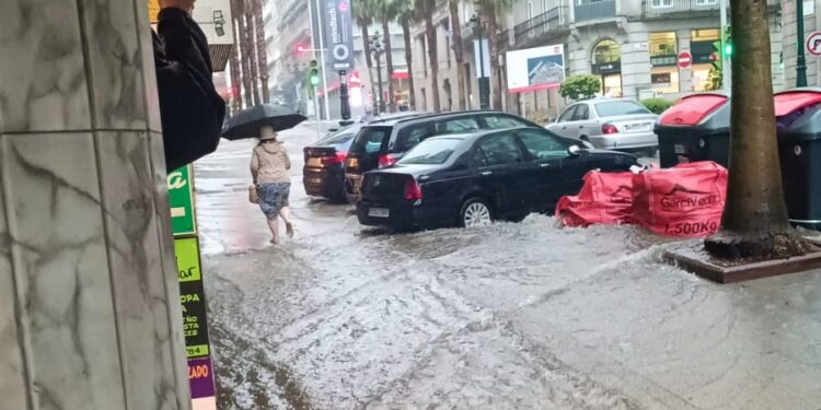 La lluvia torrencial provoca una nueva riada en las calles más céntricas de Vigo