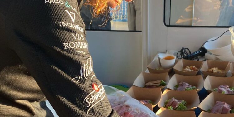 Así es el nuevo plan gourmet para el verano en la ría de Vigo: cena degustación al atardecer con DJ a bordo