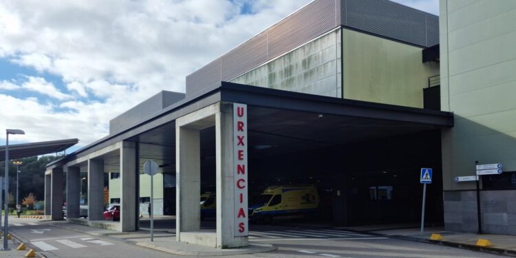 Trasladada una mujer al Álvaro Cunqueiro tras impactar con su coche contra un árbol en Gondomar