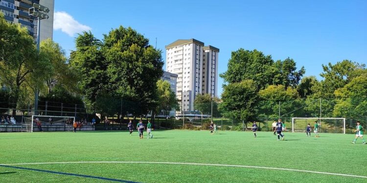 Expulsan de la Vigo Cup y del Rápido de Bouzas a los jugadores que imitaron a un simio para burlarse de un niño negro