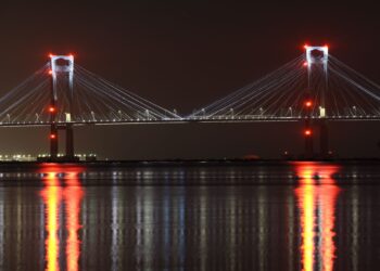 Así ameriza la Luna de Ciervo en la ría de Vigo bajo el Puente de Rande