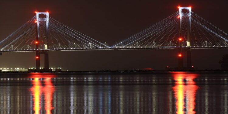 Así ameriza la Luna de Ciervo en la ría de Vigo bajo el Puente de Rande