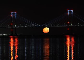 Así ameriza la Luna de Ciervo en la ría de Vigo bajo el Puente de Rande