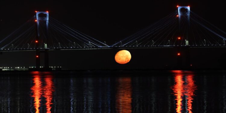 Así ameriza la Luna de Ciervo en la ría de Vigo bajo el Puente de Rande