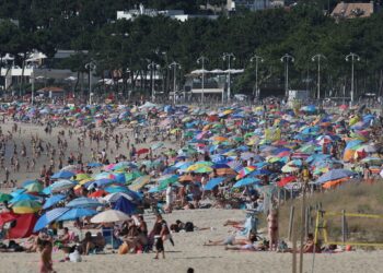Samil y las playas de la ría abarrotadas: más de 34 grados en el área de Vigo