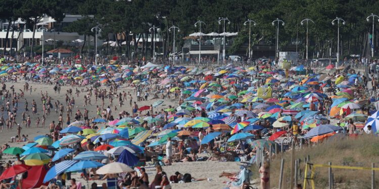 Samil y las playas de la ría abarrotadas: más de 34 grados en el área de Vigo
