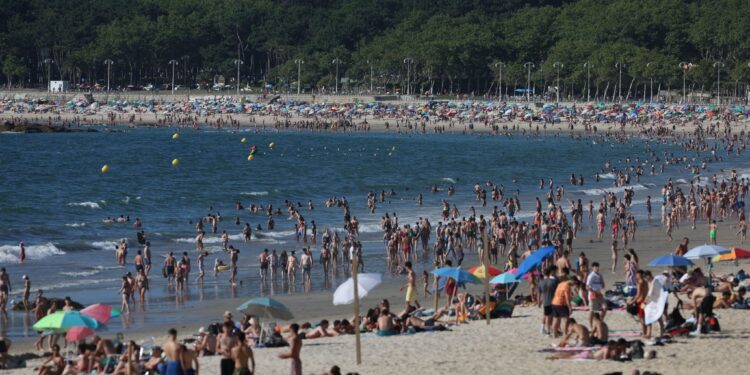 Samil y las playas de la ría abarrotadas: más de 34 grados en el área de Vigo