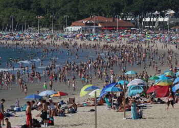 Samil y las playas de la ría abarrotadas: más de 34 grados en el área de Vigo
