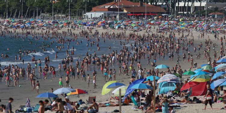 Samil y las playas de la ría abarrotadas: más de 34 grados en el área de Vigo