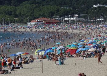 Samil y las playas de la ría abarrotadas: más de 34 grados en el área de Vigo