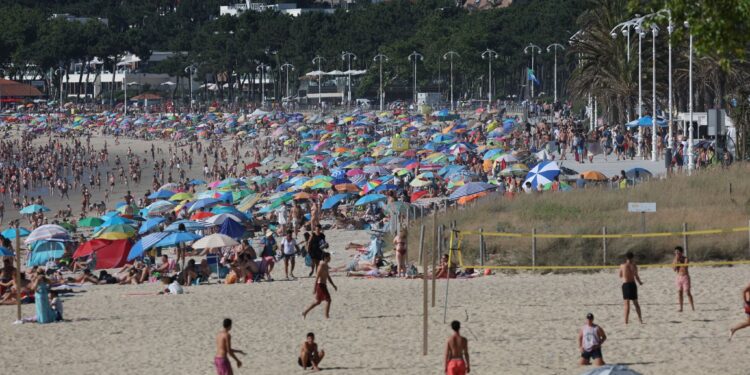 Samil y las playas de la ría abarrotadas: más de 34 grados en el área de Vigo