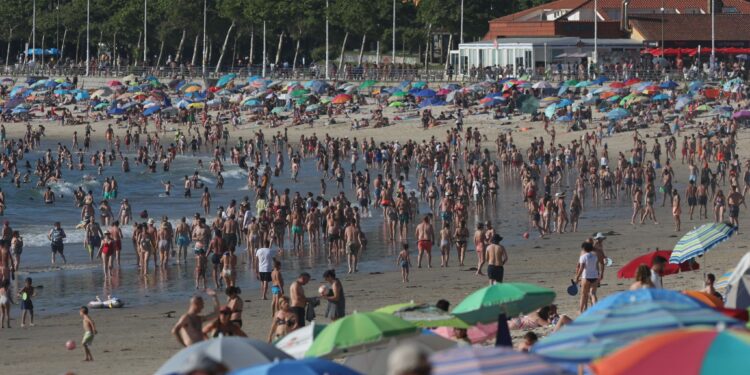 Samil y las playas de la ría abarrotadas: más de 34 grados en el área de Vigo