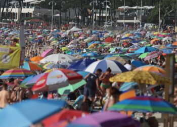 Samil y las playas de la ría abarrotadas: más de 34 grados en el área de Vigo