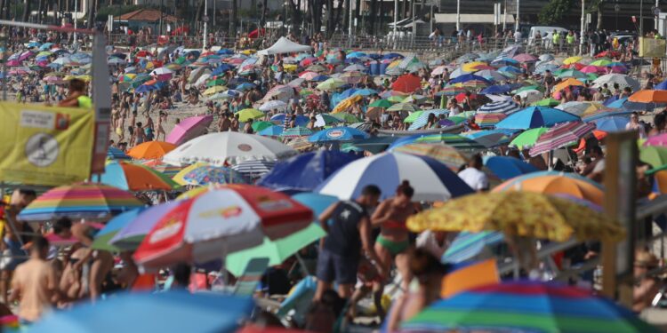 Samil y las playas de la ría abarrotadas: más de 34 grados en el área de Vigo