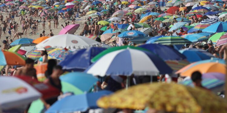Samil y las playas de la ría abarrotadas: más de 34 grados en el área de Vigo