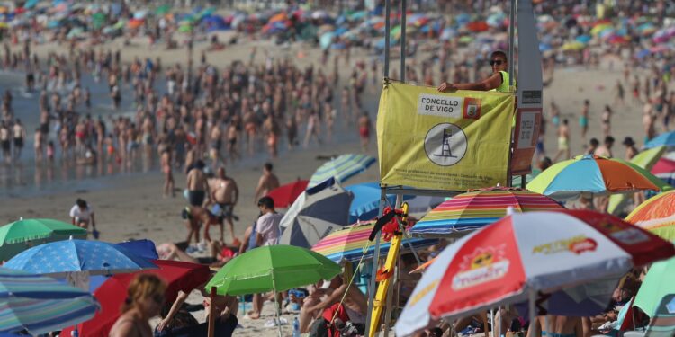 Samil y las playas de la ría abarrotadas: más de 34 grados en el área de Vigo