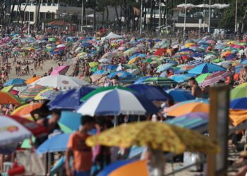 Samil y las playas de la ría abarrotadas: más de 34 grados en el área de Vigo