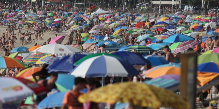 Samil y las playas de la ría abarrotadas: más de 34 grados en el área de Vigo