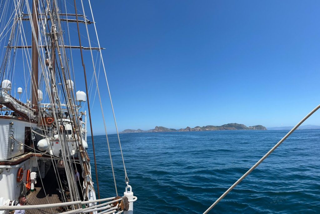 Así reciben los delfines al "Juan Sebastián Elcano" en las Cíes