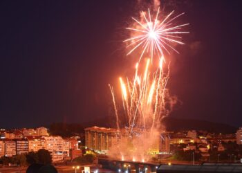 Una cascada de luces enciende el cielo de Bouzas