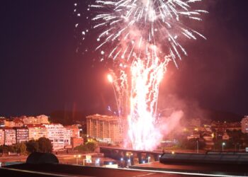 Una cascada de luces enciende el cielo de Bouzas Los fuegos de la villa viguesa iluminaron la ría y en esta ocasión, además de la música, el Festival Poético Piromusical Cidade de Vigo–Vila de Bouzas también contó con poesía