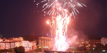 Una cascada de luces enciende el cielo de Bouzas Los fuegos de la villa viguesa iluminaron la ría y en esta ocasión, además de la música, el Festival Poético Piromusical Cidade de Vigo–Vila de Bouzas también contó con poesía