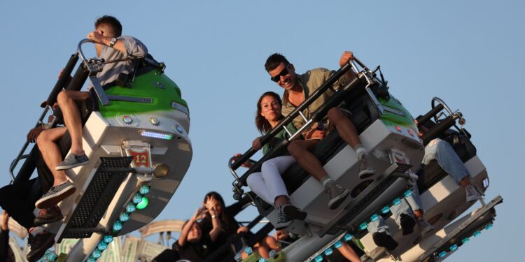 Una cascada de luces enciende el cielo de Bouzas