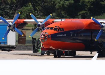 Un Antonov se convierte en visitante asiduo en Vigo: «La humareda es brutal»