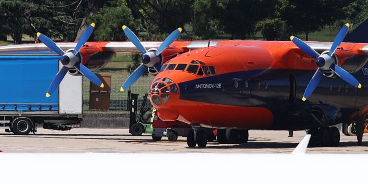 Un Antonov se convierte en visitante asiduo en Vigo: «La humareda es brutal»