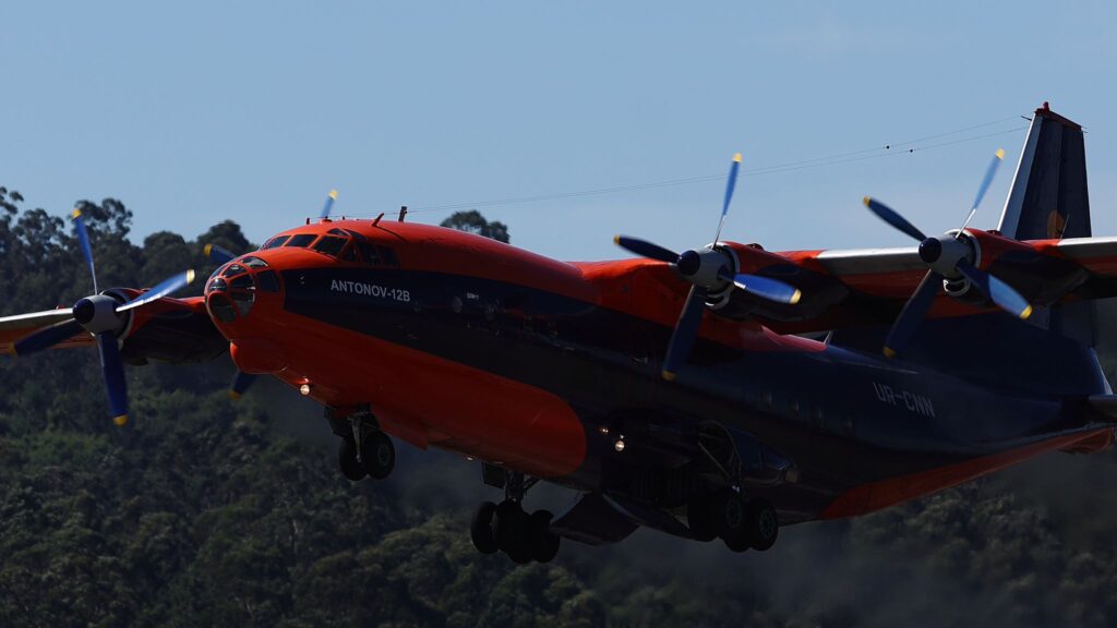 Un Antonov se convierte en visitante asiduo en Vigo: "La humareda es brutal"