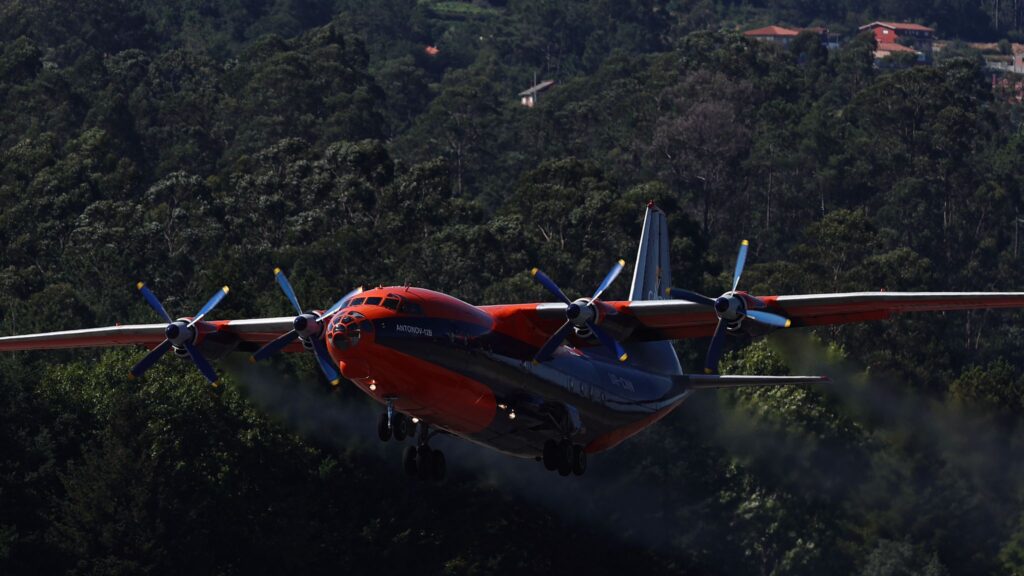 Un Antonov se convierte en visitante asiduo en Vigo: "La humareda es brutal"