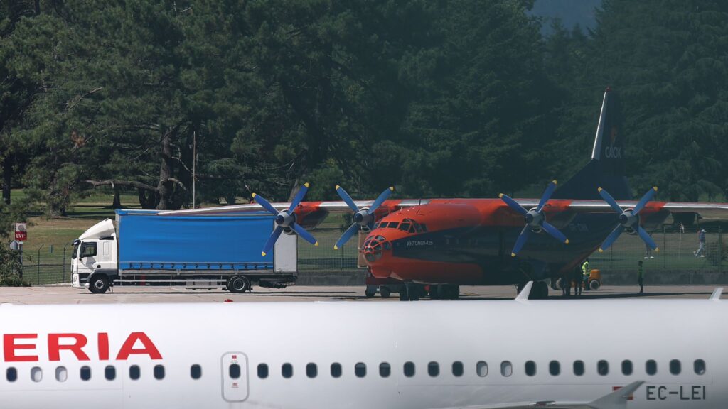 Un Antonov se convierte en visitante asiduo en Vigo: "La humareda es brutal"