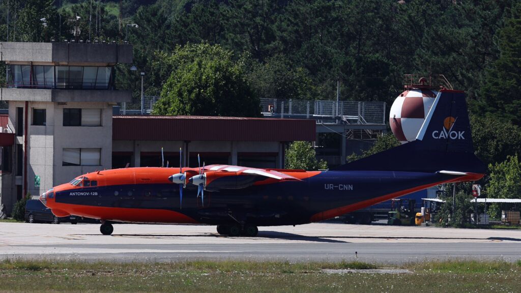 Un Antonov se convierte en visitante asiduo en Vigo: "La humareda es brutal"