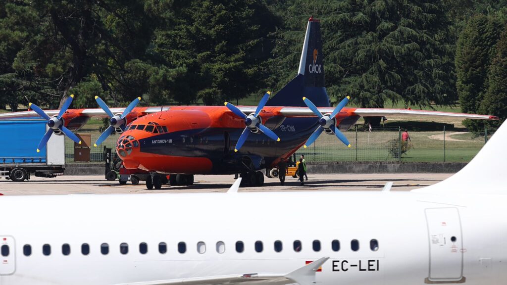 Un Antonov se convierte en visitante asiduo en Vigo: "La humareda es brutal"