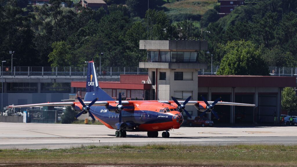 Un Antonov se convierte en visitante asiduo en Vigo: "La humareda es brutal"