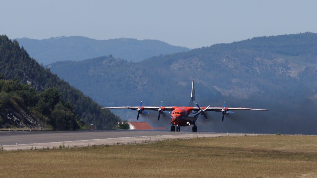 Un Antonov se convierte en visitante asiduo en Vigo: "La humareda es brutal"