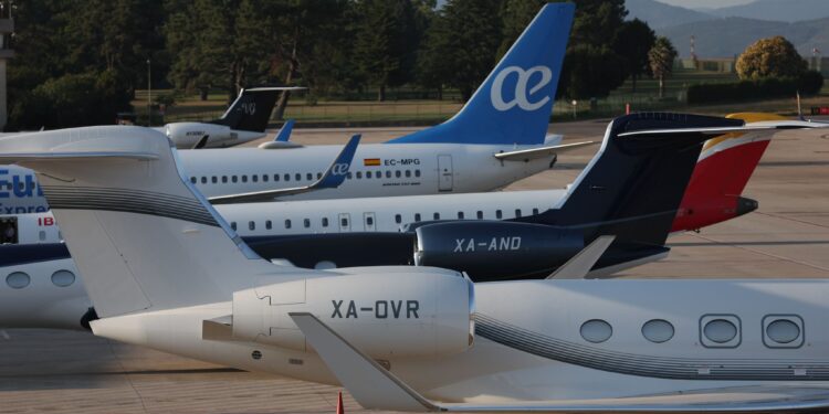La «invasión» de jets de los ourensanos más ricos del mundo, fiel a su cita en Vigo
