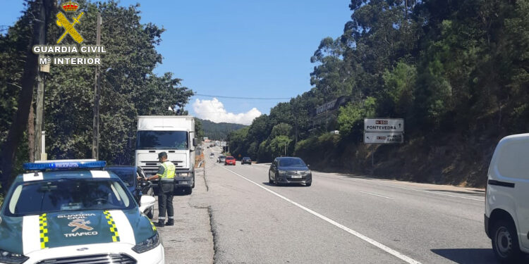 La Guardia Civil usa un camión camuflado para detectar conductores que usan el móvil